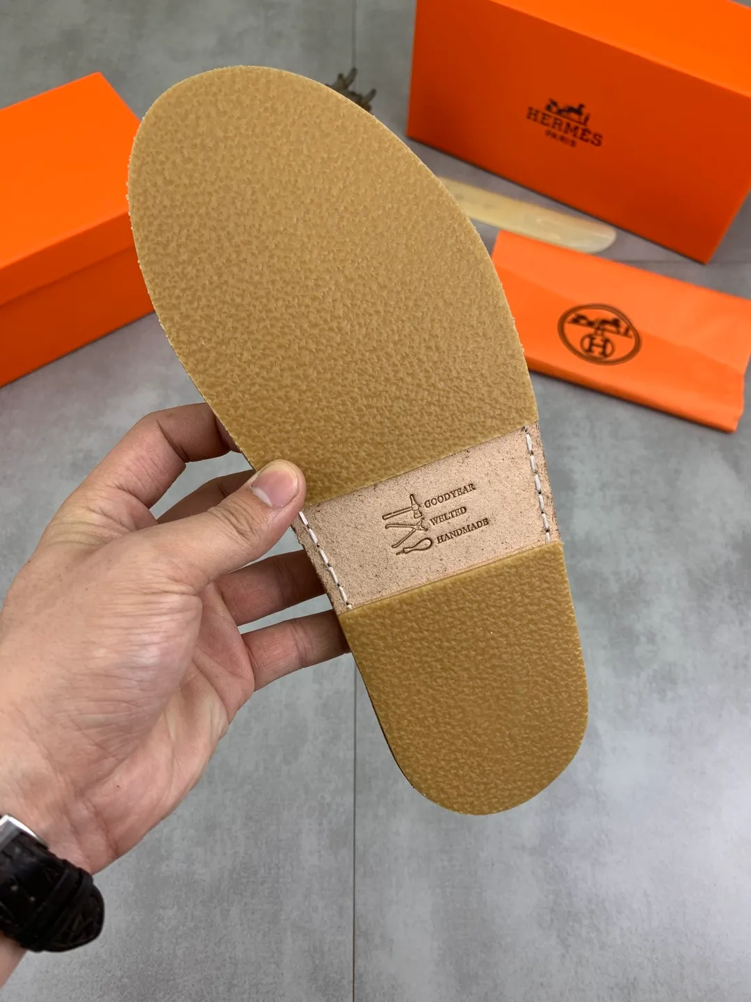 Men's men's shoes 💰P360 new model (genuine leather outsole series) new colors are coming simultaneously on the official website [HERMES] Hermès series: original development, original anatomy display, exclusive outsole [Material] Sole: original genuine leather sole with cow essence film 🌸. Fabric Original calfskin Lining: Imported cowhide, delicate and soft Code number: 38-44